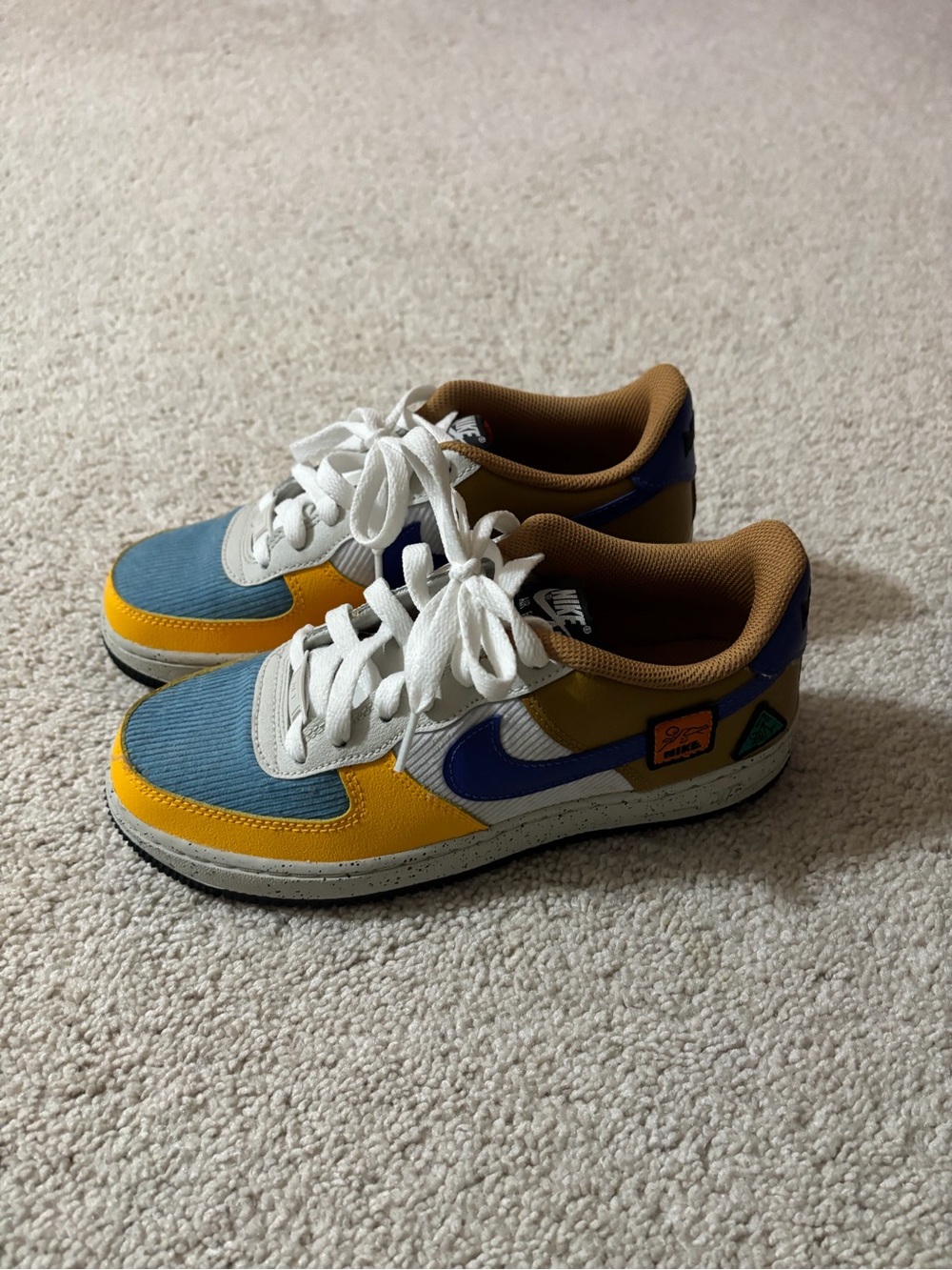 Nike Kids Low-Top Sneakers in Blue, Yellow, White and Brown
